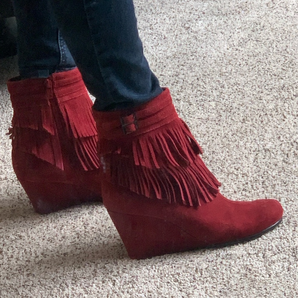 Aerosoles Red Fringe Wedge Heel Ankle Booties. Size 6 - Picture 3 of 8